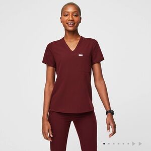 Figs Catarina One-Pocket Scrub Top in Burgundy